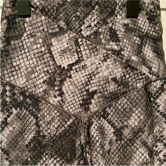 AERIE | Offline Cross Front High Waisted Snakeskin Print Real Me 7/8 Legging - Picture 4 of 7